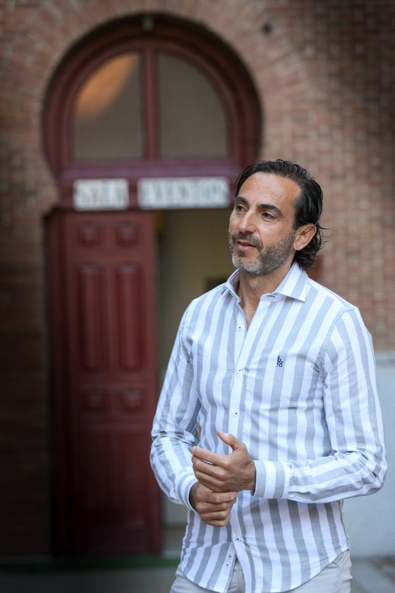 Camisa de rayas anchas verde kaki claro con logo bordado en azul marino “  Linda\, image size:800x1200